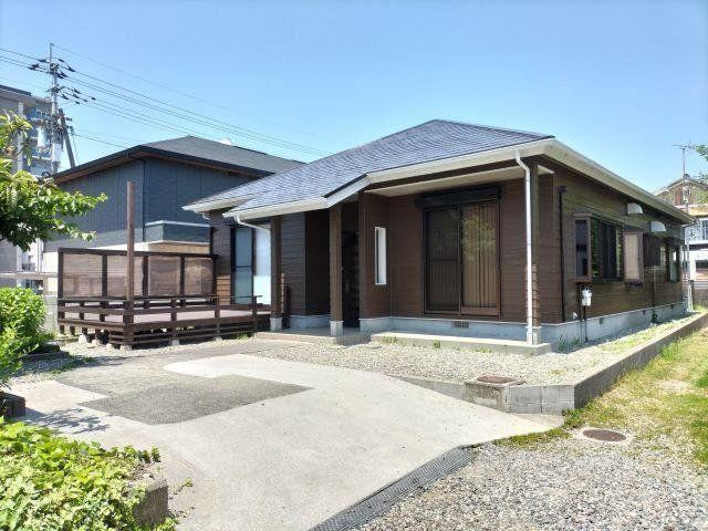 Versatile 4DK House with Deck, Ideal for Two Families - Photo 1