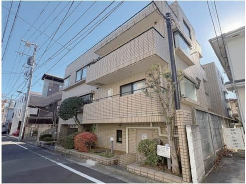 Sunny 1LDK Apartment in Minami Nagasaki - Photo 1