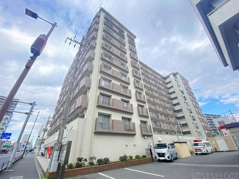 Spacious 3LDK Apartment with Balconies in Toda - Photo 1