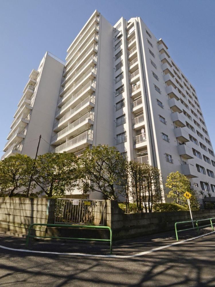 2LDK Apartment with Renovated Interiors in Nerima - Photo 1
