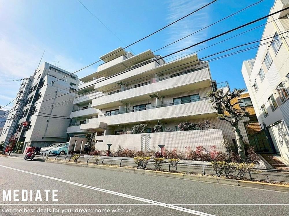 Bright 1LDK Corner Apartment with Renovated Interiors - Photo 1
