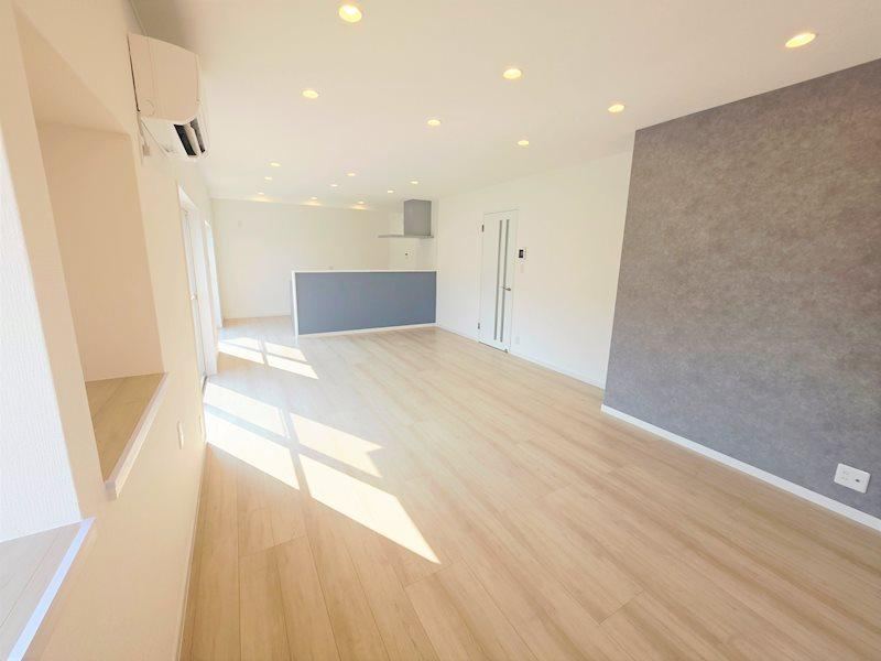Comfortable 4LDK Home with Modern Upgrades - Photo 1