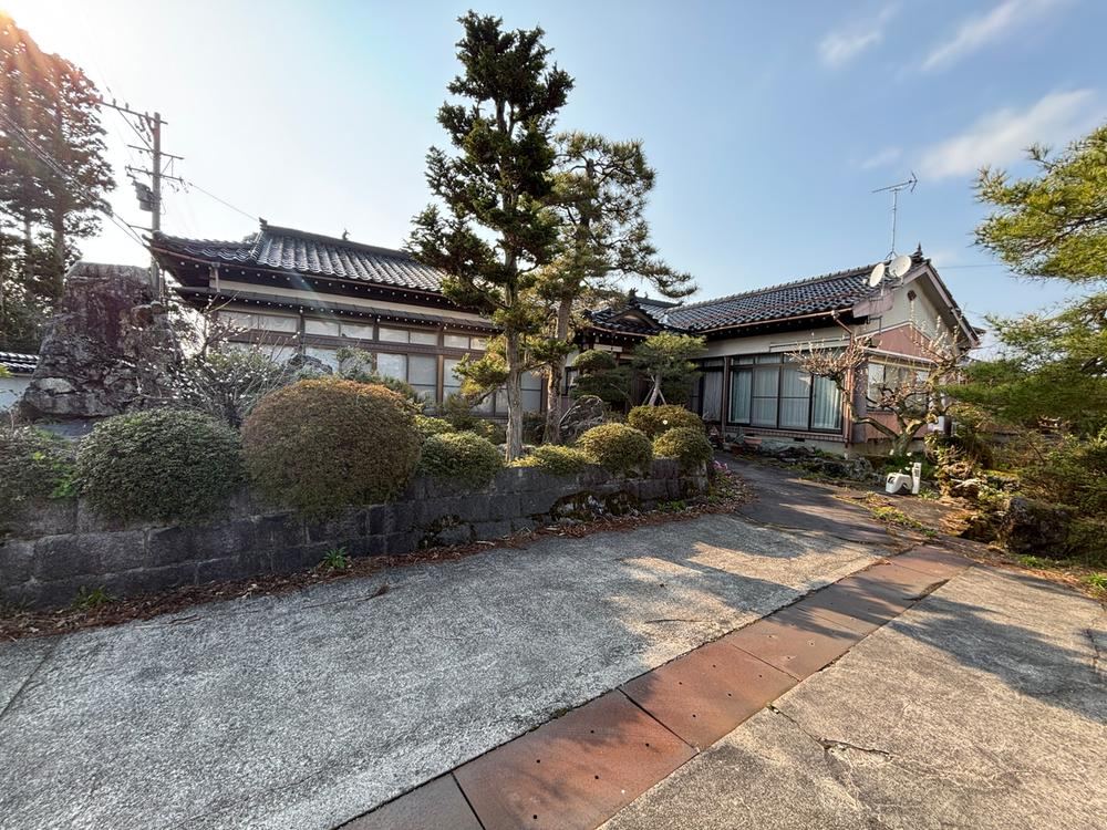 Spacious 6LDK Single-Story Home - Photo 1