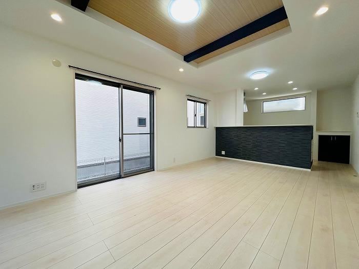Newly Renovated 3LDK with Spacious Living Room - Photo 1