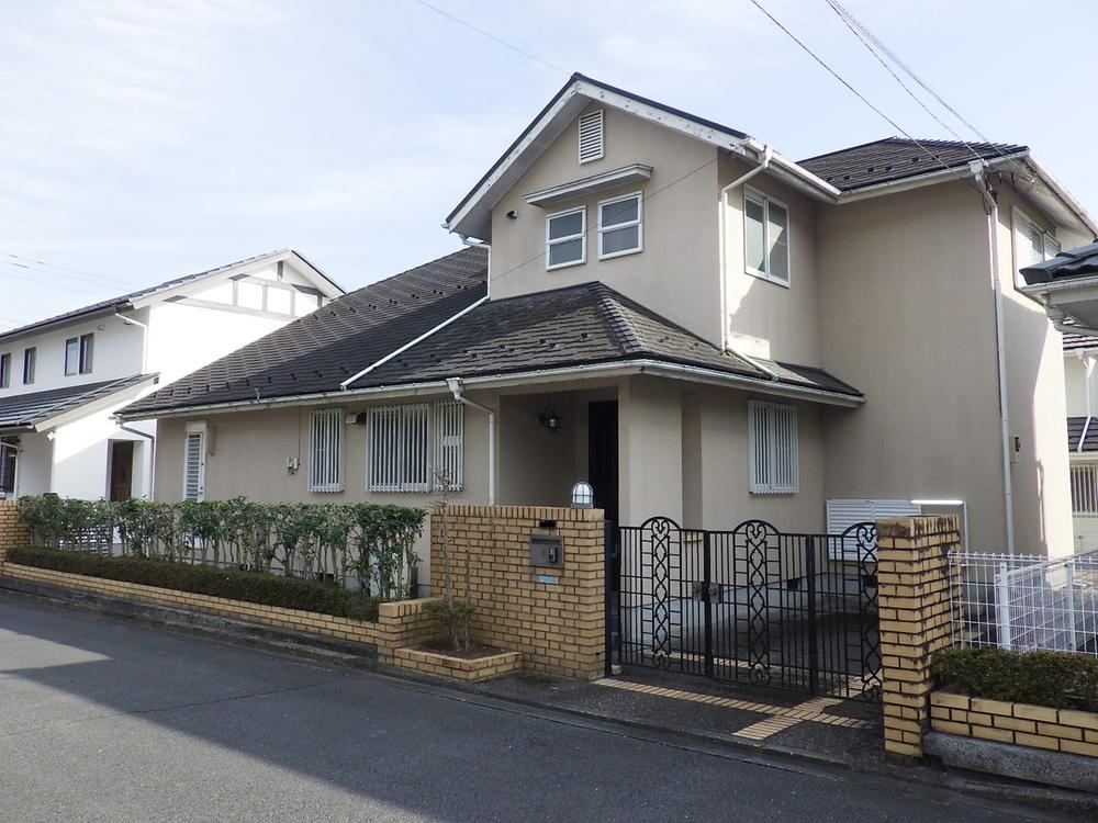 Spacious 4LDK with Ample Storage in Hidaka - Photo 1