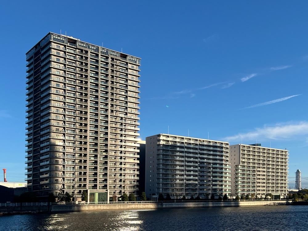 Top Floor 2LDK Apartment with Rooftop Balcony Overlooking Keihin Canal - Photo 1