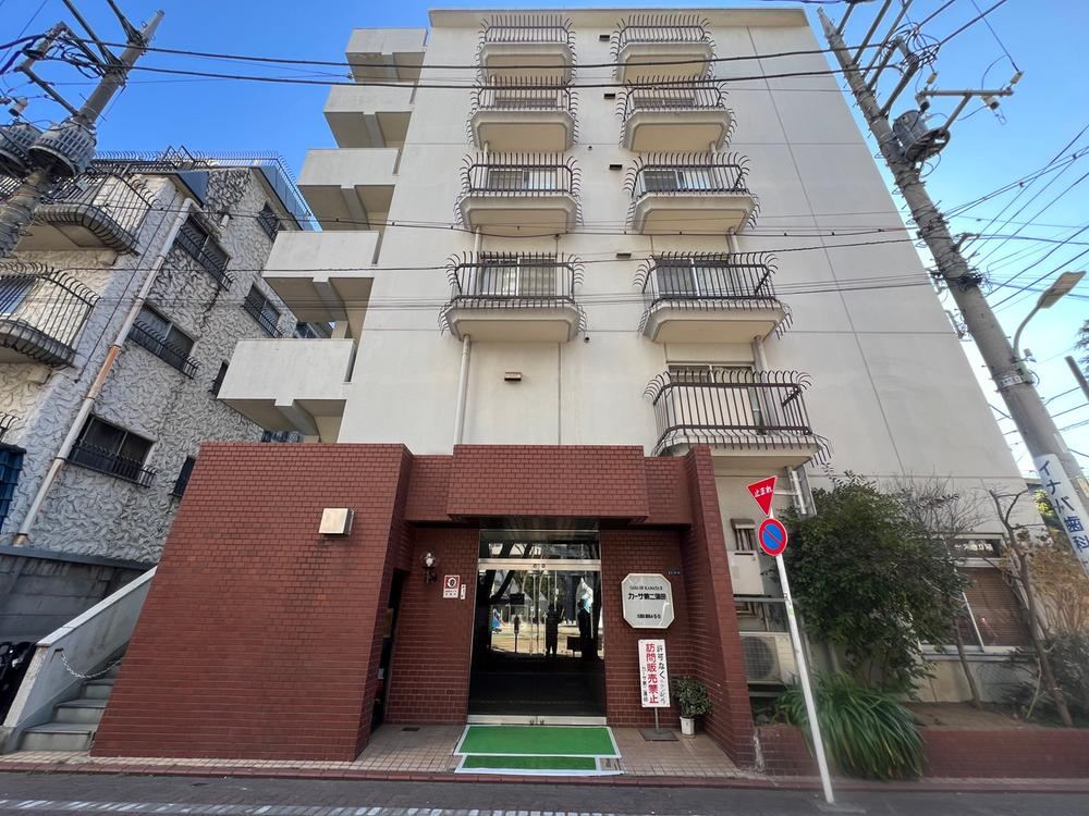 Renovated 2LDK Apartment with South-Facing Balcony in Kamata - Photo 1