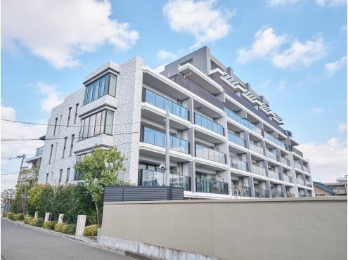 Bright 3LDK Apartment with Great Views - Photo 1
