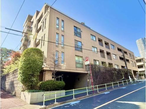 3LDK apartment in Minato Ward, Tokyo - Photo 1