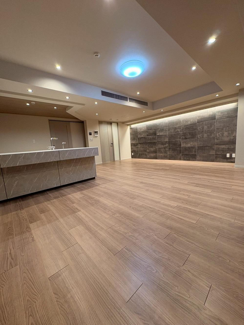 Luxury 3LDK Apartment with Exclusive Living - Photo 1
