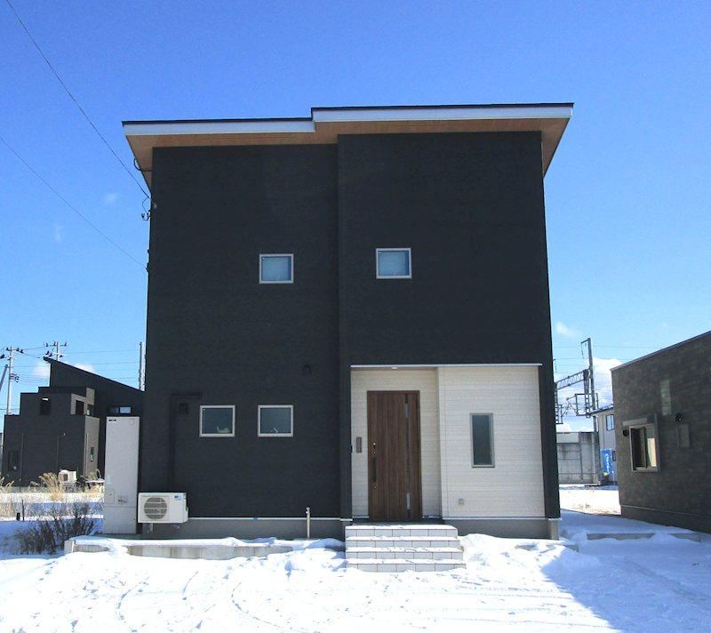 Conveniently Located 4LDK House with Solar Panels - Photo 1