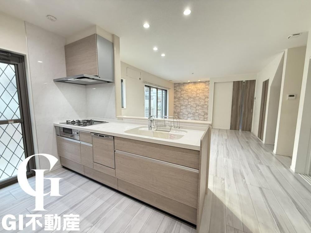 Renovated 6SLDK Home with Parking for 4 in Yawata - Photo 1