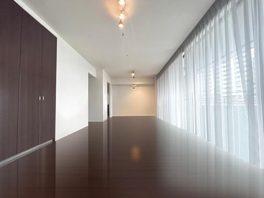 Spacious 4LDK Corner Apartment with Mountain Views - Photo 1