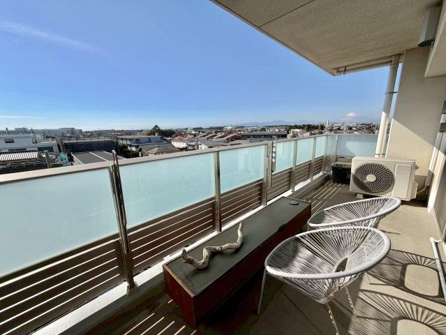 Stunning 3LDK Apartment with Mountain View in Kugenumakaigan - Photo 1