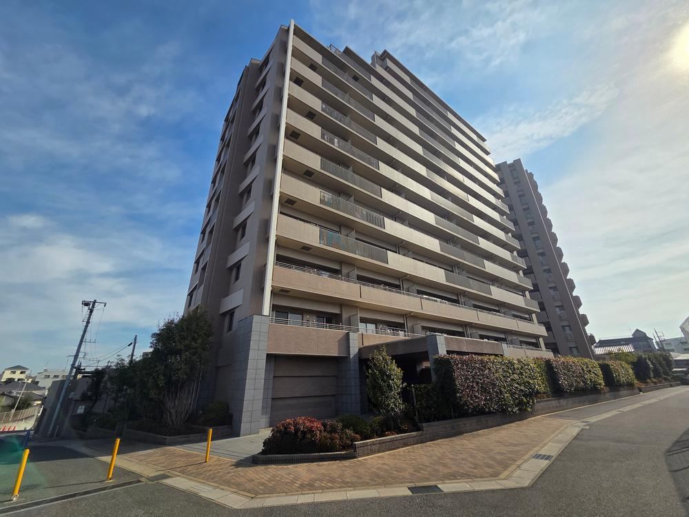 Elegant 4LDK Apartment in Funabashi - Photo 1