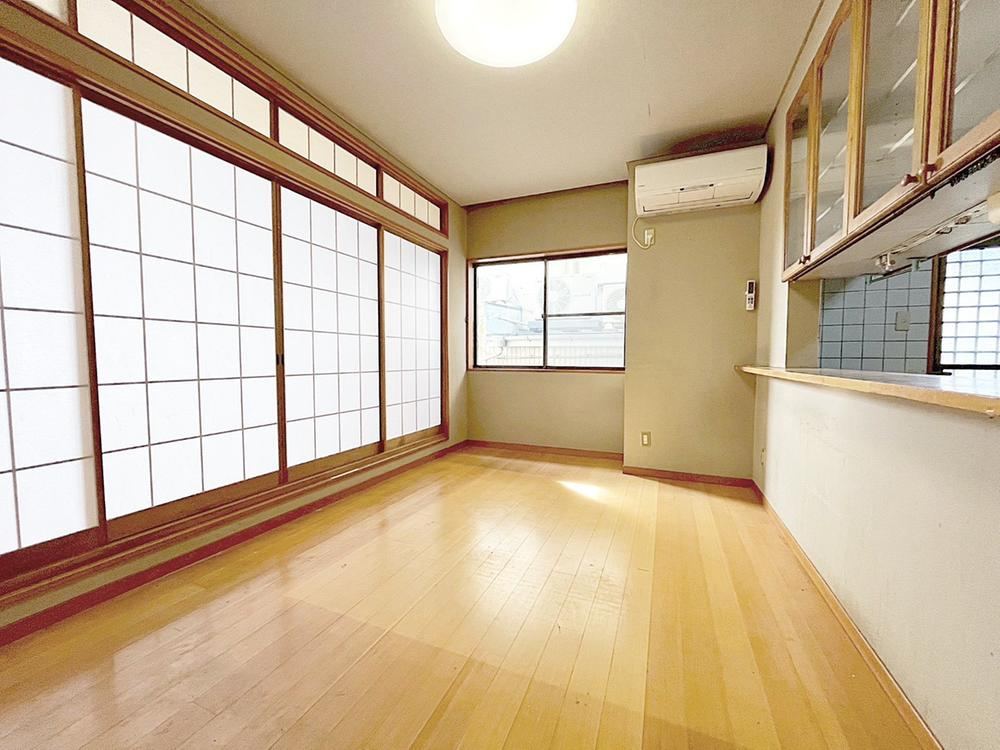 Spacious 6LDK House on Southeast Corner Lot - Photo 1