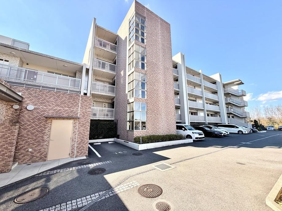 Spacious 4LDK Apartment with Mountain Views in Nagatsuta - Photo 1