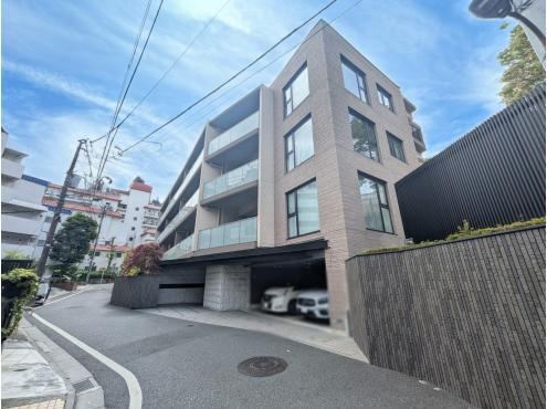 2LDK apartment in Minato Ward, Tokyo - Photo 1