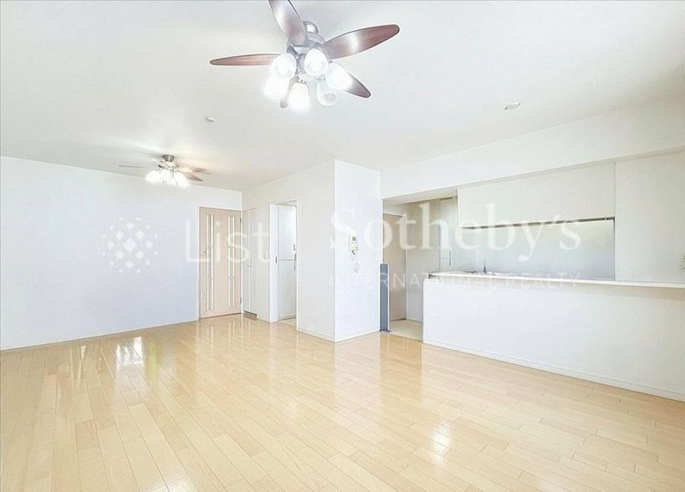 Spacious 2LDK Apartment with Great Views Near Mizunokuchi Station - Photo 1