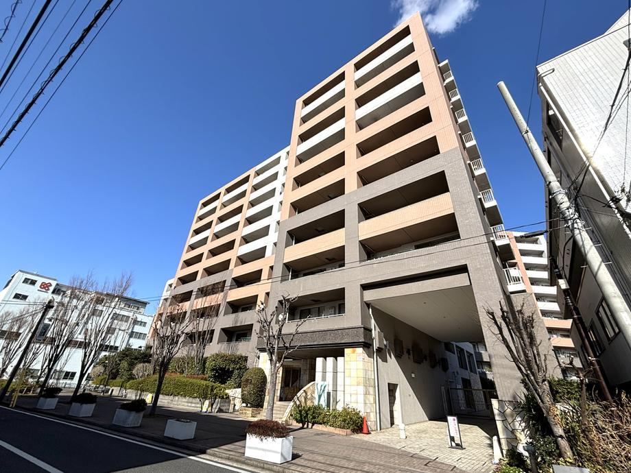 Corner 3LDK Apartment with Rooftop in Tsurumi - Photo 1