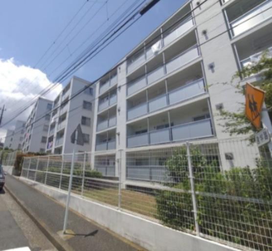 Stylish 3LDK Apartment with Private Garden - Photo 1