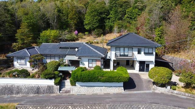 Expansive 8LDK House with Warehouse in Higashi-Hiroshima - Photo 1
