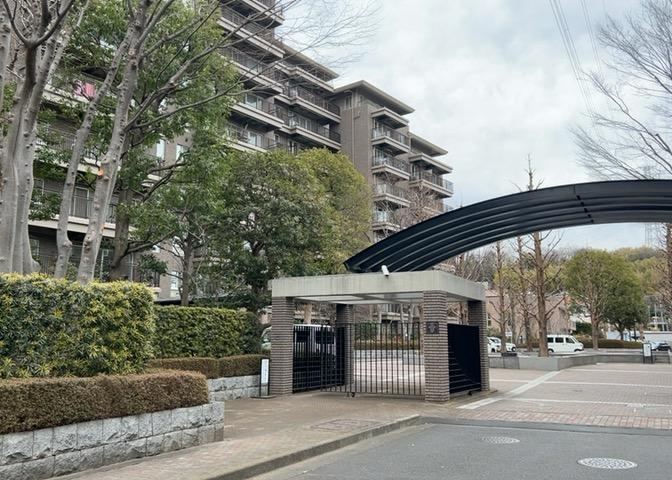 Spacious 3LDK Apartment with Security Features in Naruse - Photo 1