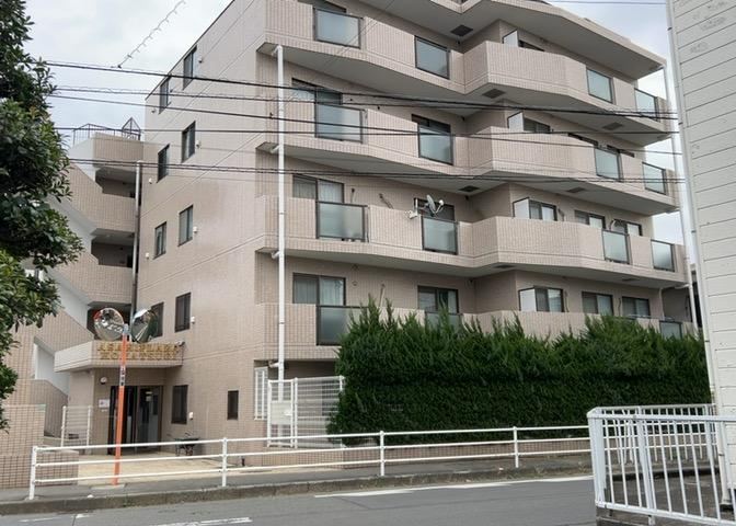 Spacious 3LDK Apartment with Modern Kitchen - Photo 1