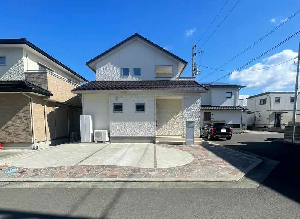 Bright 3LDK Home with Modern Amenities - Photo 1