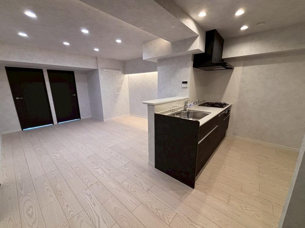 Renovated 2LDK Apartment Near Okurayama Station - Photo 1