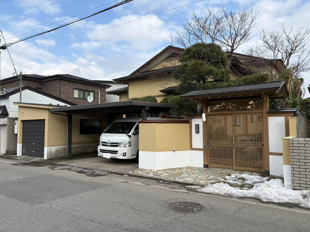 Spacious 8LDK Home Ideal for Two Families - Photo 1