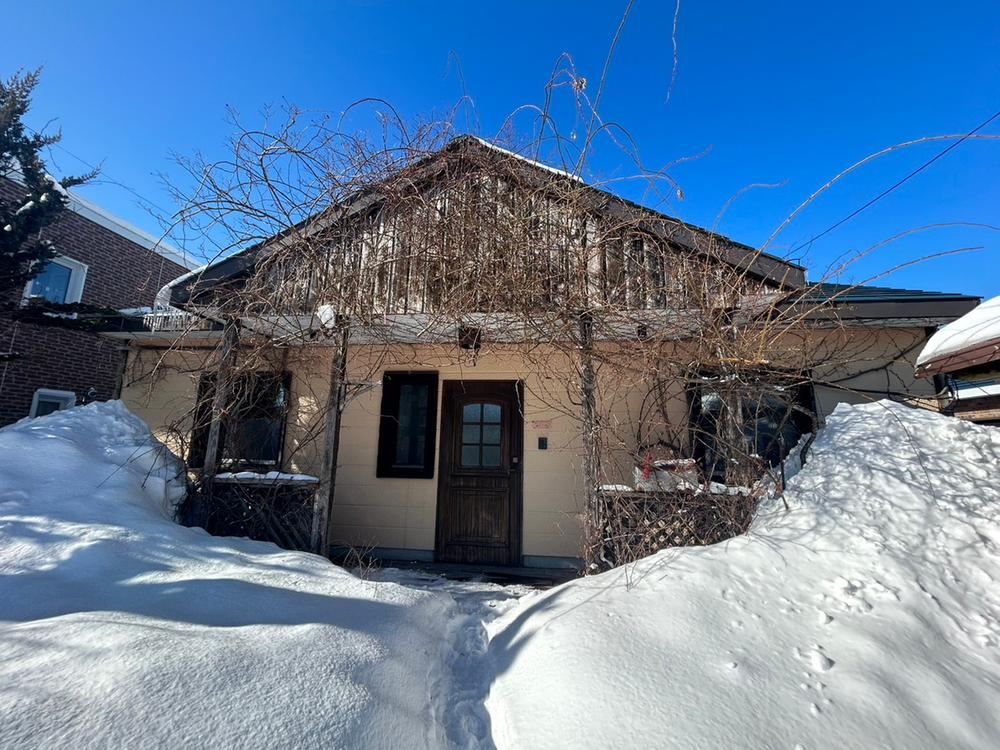 Charming 2LDK Detached House in Bunkyo, Chitose - Photo 1