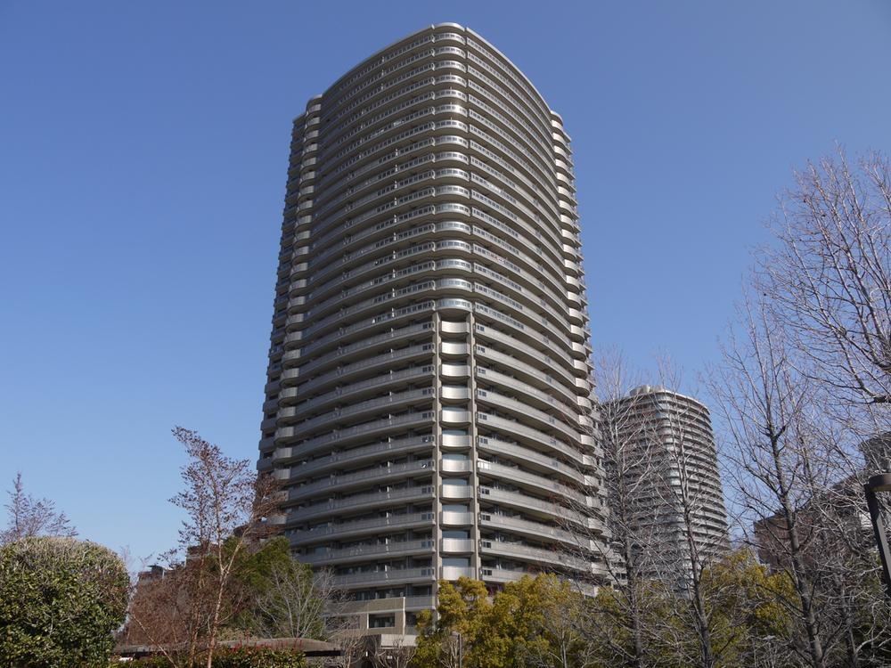 Corner 4LDK Apartment with Great Views in Fujimino - Photo 1