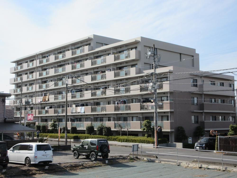 Bright Corner 3LDK Apartment with Pet Policy in Iruma - Photo 1