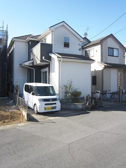 Family-Friendly 4LDK House with Easy Access to Two Train Lines - Photo 1