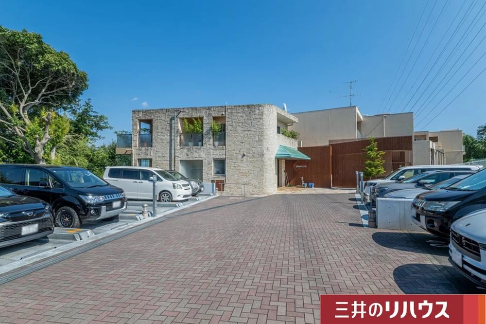 Stylish 3LDK Apartment with Terrace in Suenaga - Photo 1