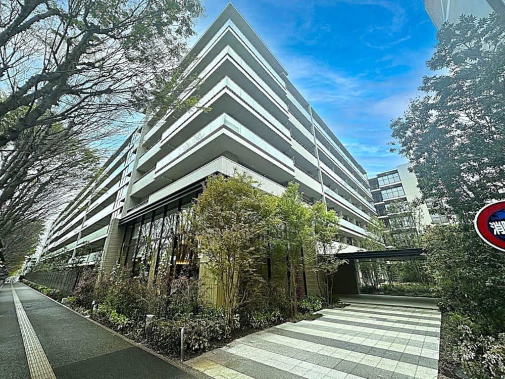 Pet-Friendly 3LDK Apartment with Great Sunlight - Photo 1