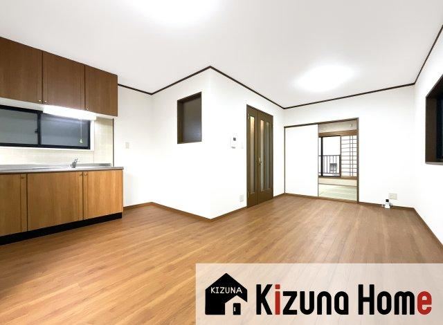 Renovated 4LDK House with Loft in Hirakata City - Photo 1
