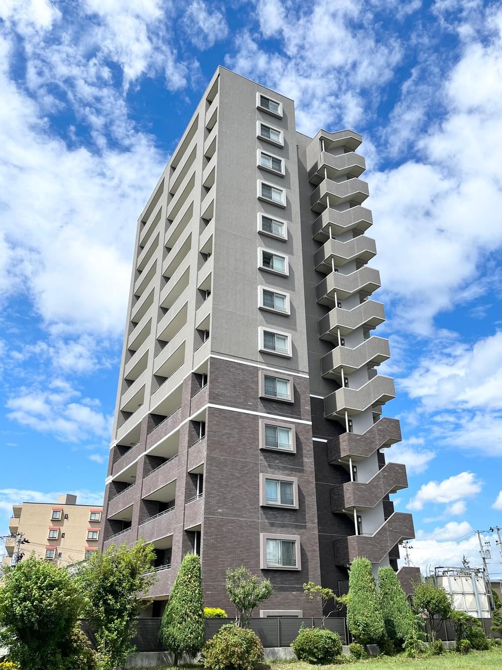 Recently Renovated 3LDK Apartment with Scenic Views - Photo 1