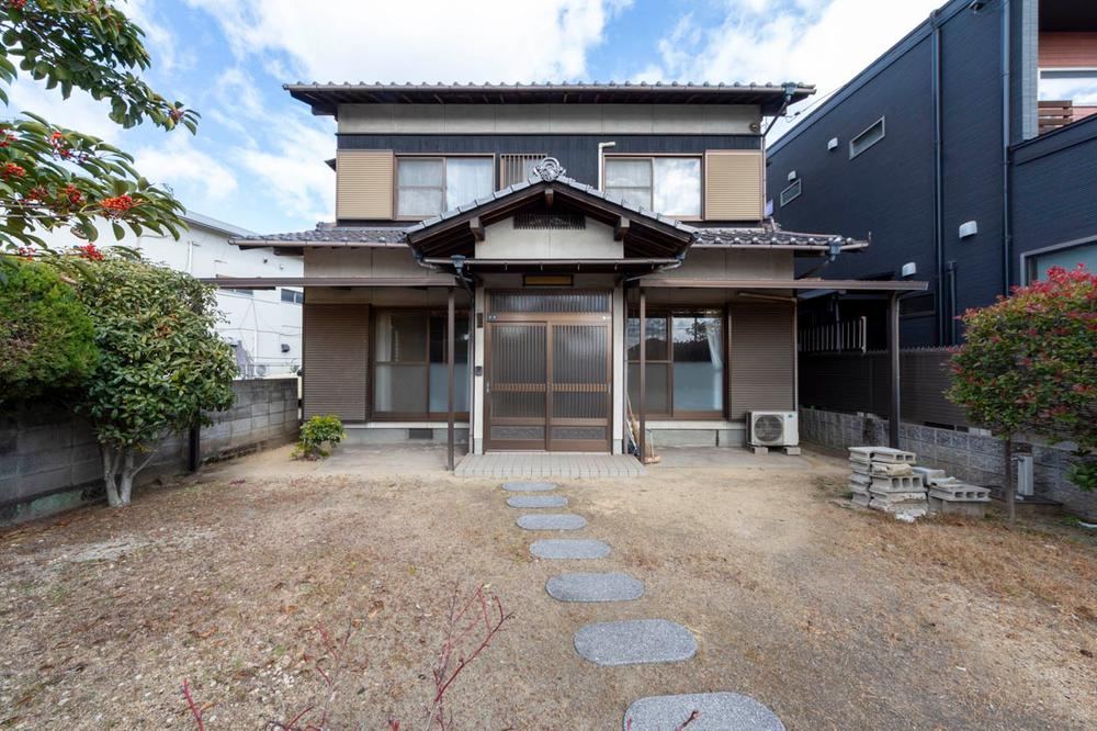 Spacious 4DK House on Over 100 Tsubo Land in Kurashiki - Photo 1