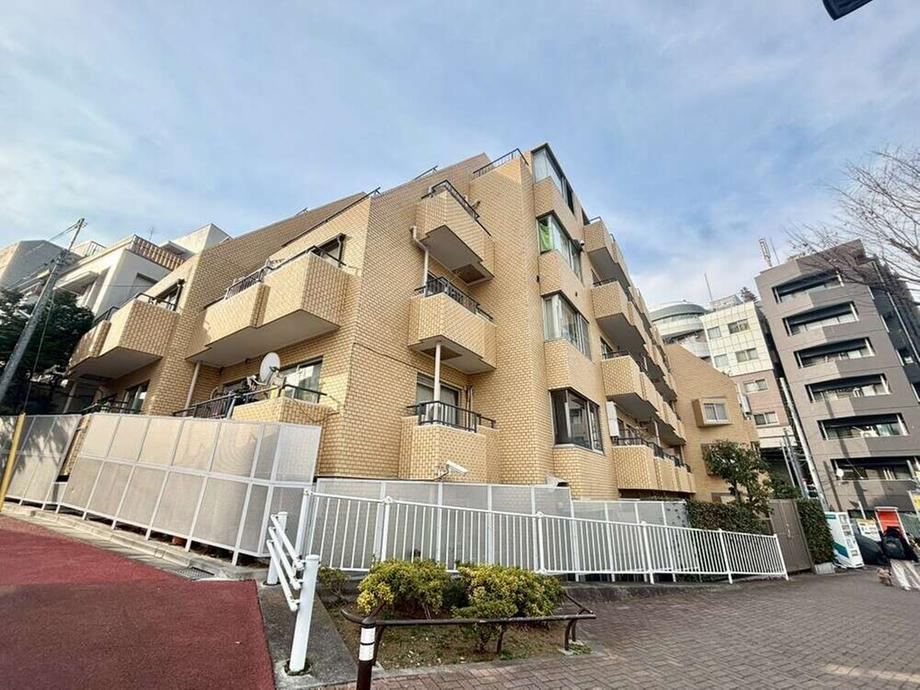 Newly Renovated 2LDK with Great Access - Photo 1