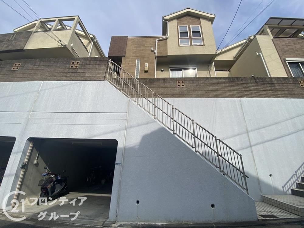 Stylish 4LDK Home with Large Balcony in Neyagawa - Photo 1