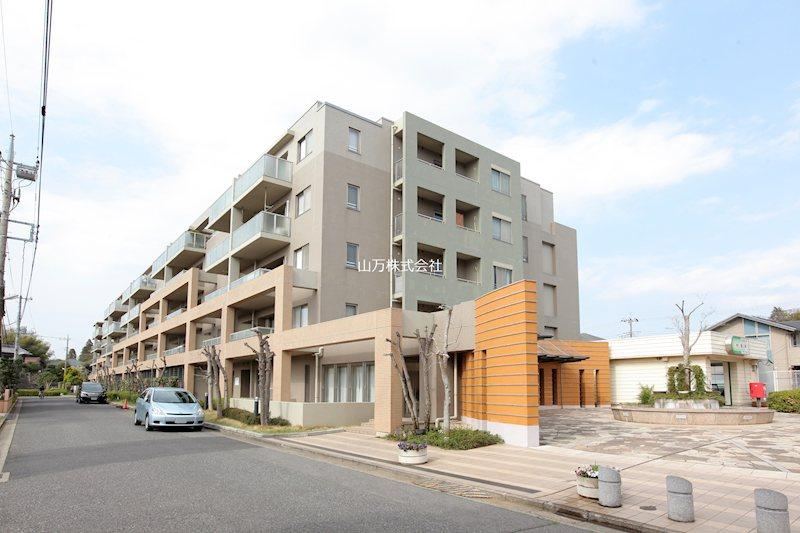 Renovated 4LDK Apartment with Private Garden - Photo 1