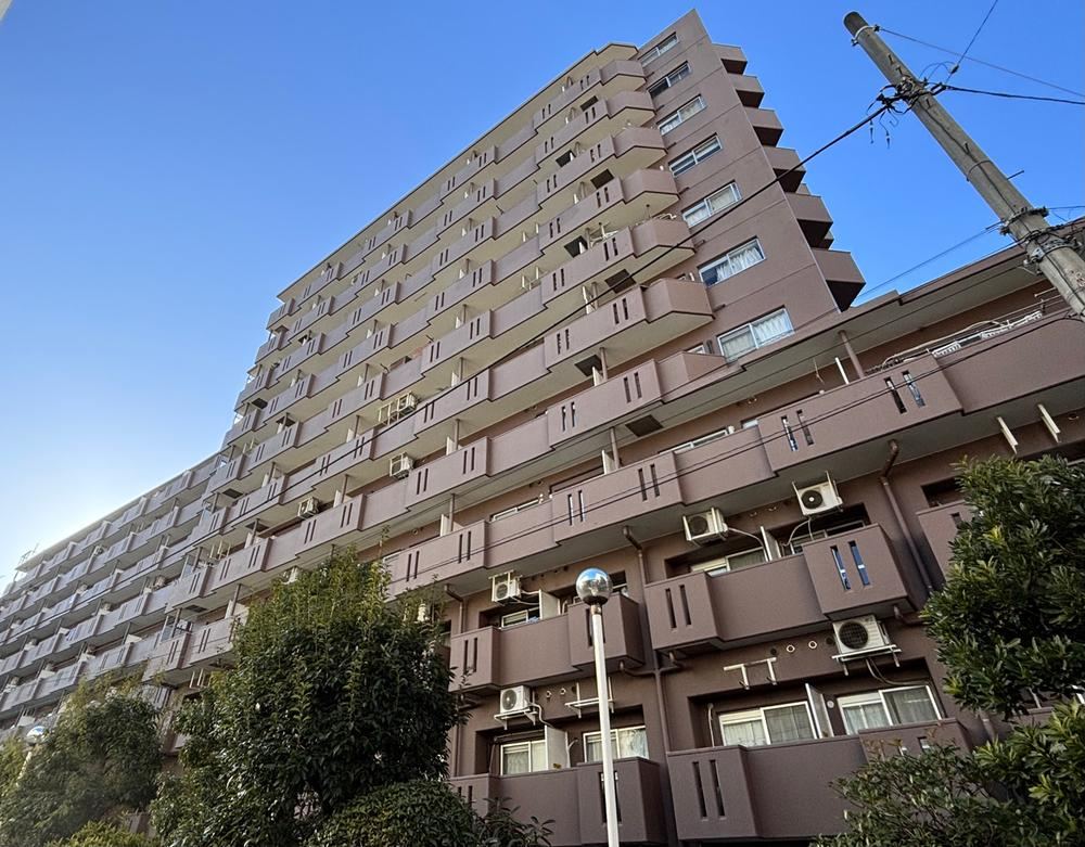 Stylish 3LDK Apartment with Furniture Near Yokohama Station - Photo 1