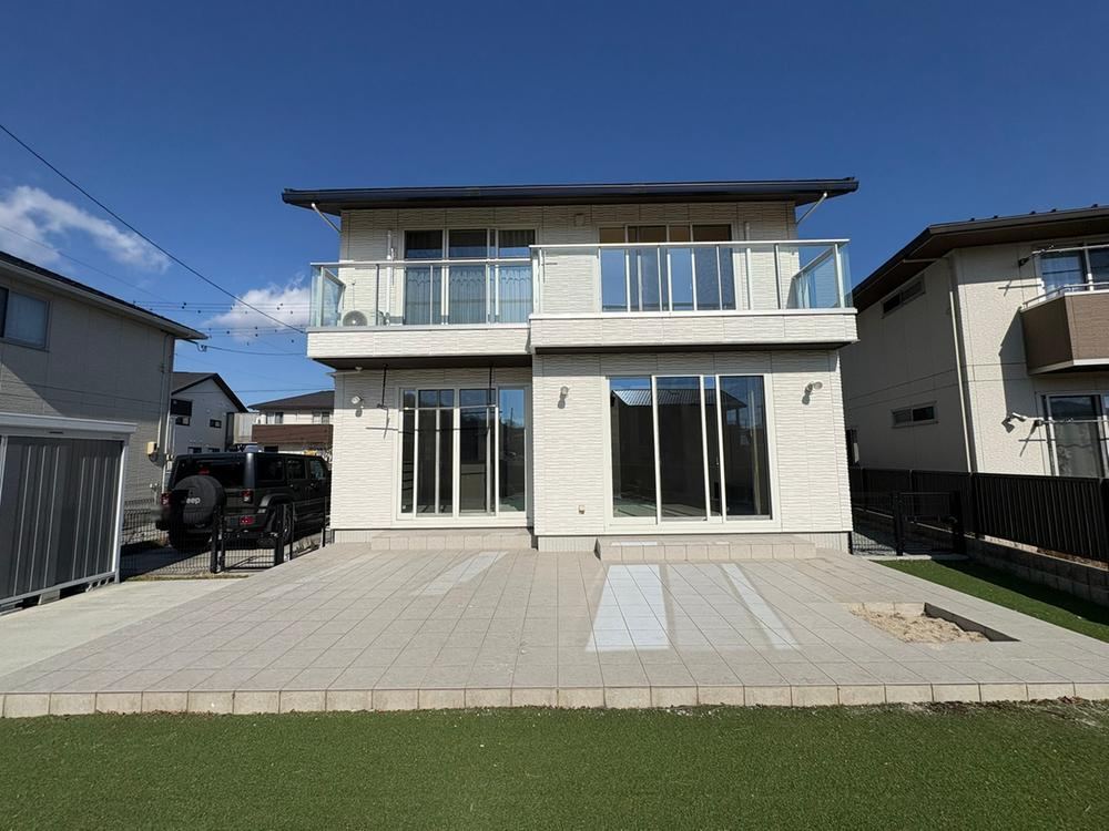 Well-Built 4LDK House in Midoridai - Photo 1