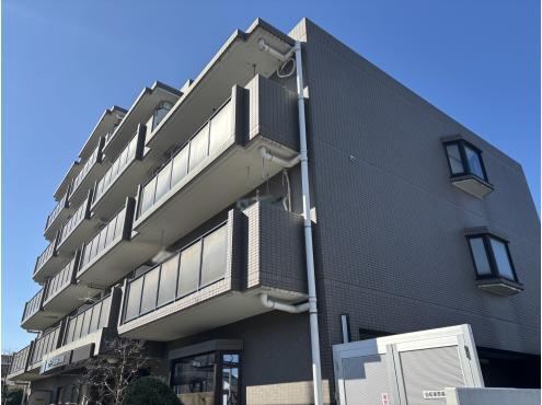 Renovated 3LDK Apartment with Dual Balconies - Photo 1