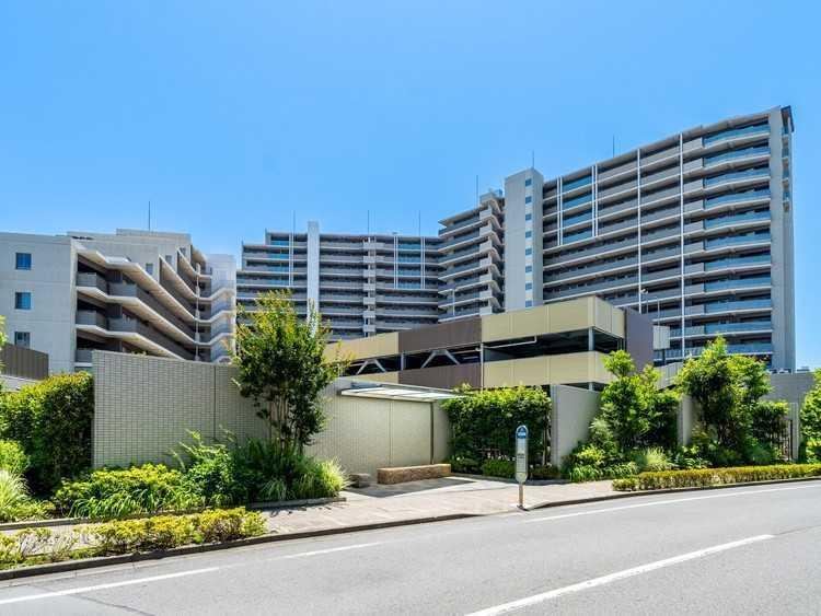 Bright 3LDK Apartment with Private Garden in Fujigaoka - Photo 1
