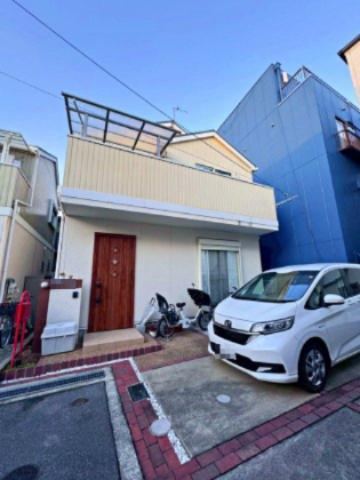 Eco-Friendly 3LDK Home with Solar Panels - Photo 1