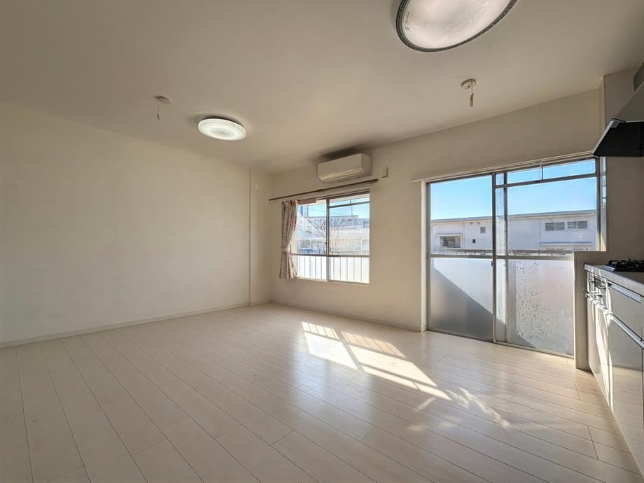Sunny 2LDK Apartment with Great Views - Photo 1