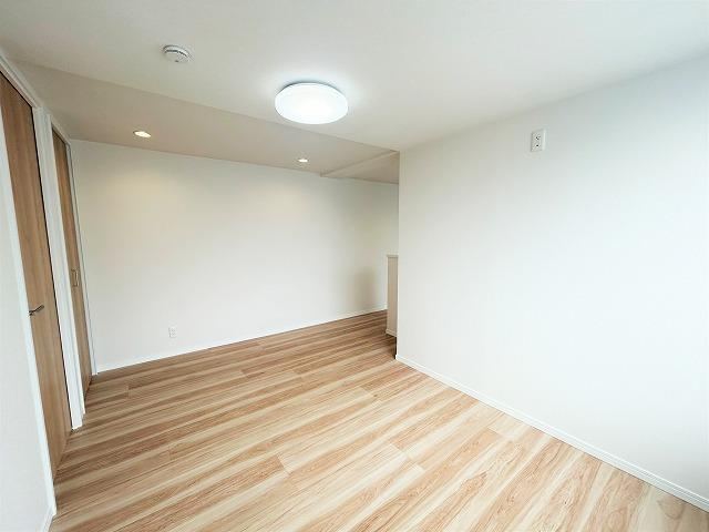 Newly Renovated 1LDK Apartment in Chofu - Photo 1